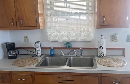 Bethalto Casa | Entire House. Charming 2-bedroom house in Bethalto. Hardwood floors, large yard