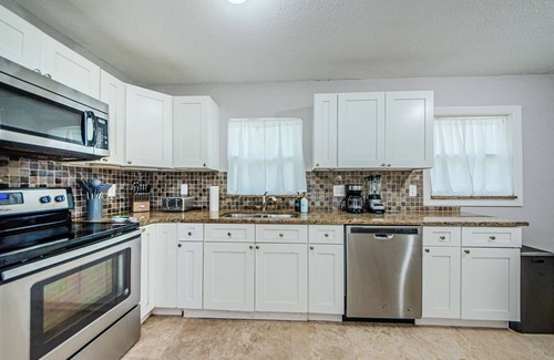 Highpoint Casa | Entire House close to the beaches, Ballpark, EddieC Moore & Joe DiMaggio Stadium