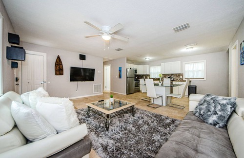 Highpoint Casa | Entire House close to the beaches, Ballpark, EddieC Moore & Joe DiMaggio Stadium