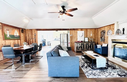 Fort Erie Cabaña | Entire house cottage with view of the Niagara River.