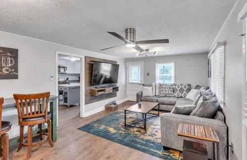 Afton Casa | Entire house in Afton, VA. The Road House at Stumble Creek - 2 bedroom