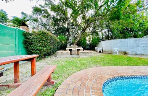 Beacon Bay Casa | Entire House in Beacon Bay - Family or Group Retreat - Swimming Pool - Multiple Braais
