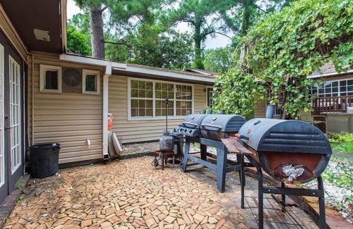 Valdosta Casa | Entire house, indoor pool, pool table, hot tub, gym , ping pong, grills