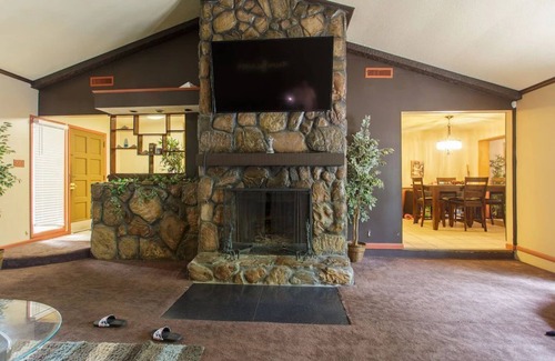 Valdosta Casa | Entire house, indoor pool, pool table, hot tub, gym , ping pong, grills