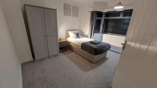Gloucester Apartamento | Entire House-Long Stays in Gloucester-Contractors- Families
