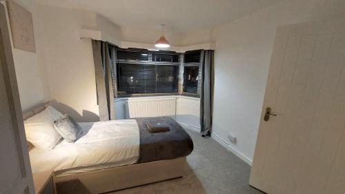 Gloucester Apartamento | Entire House-Long Stays in Gloucester-Contractors- Families