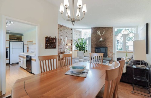 Richmond Hill Casa | Open Concept Modern House Comfortably Sleeps 5
