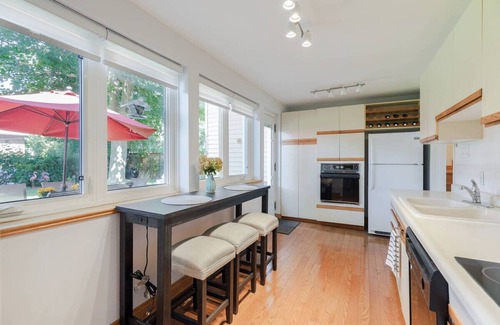 Richmond Hill Casa | Open Concept Modern House Comfortably Sleeps 5