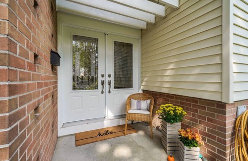 Richmond Hill Casa | Open Concept Modern House Comfortably Sleeps 5