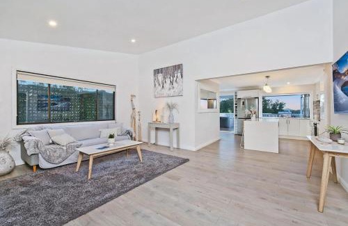 Saratoga Casa | Entire House plus Large Bell tent in Central Coast
