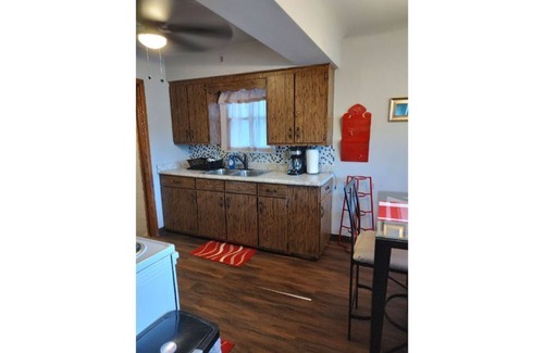 Garfield Heights Casa | Entire house, quiet street, close to metropark!