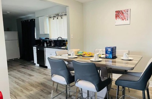 Ajax Apartamento | Entire House :Quiet Spacious House by the Lake and Park