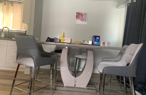 Ajax Apartamento | Entire House :Quiet Spacious House by the Lake and Park