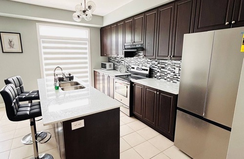 Brampton Casa | Entire house sleeps upto 12guest+ with parking clean,stylish pet/family friendly