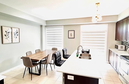 Brampton Casa | Entire house sleeps upto 12guest+ with parking clean,stylish pet/family friendly