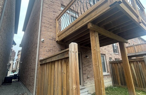 Brampton Casa | Entire house sleeps upto 12guest+ with parking clean,stylish pet/family friendly