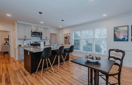 Old Irving Park Casa | Entire House Sleeps 16 Close to Downtown