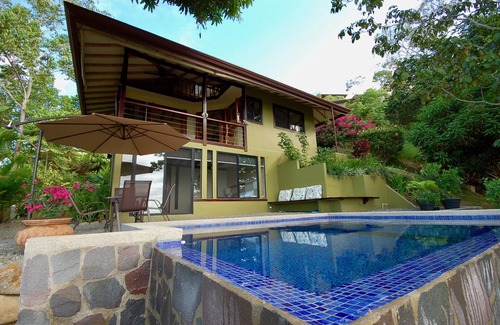 Uvita Casa | Magníficas vistas al mar! Loros, tucanes y brisas tropicales!
