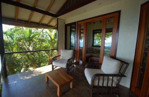 Uvita Casa | Magníficas vistas al mar! Loros, tucanes y brisas tropicales!