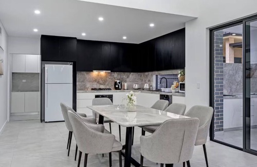 Peakhurst Casa | Entire House with 2 bedrooms and parking nearby Hurstville