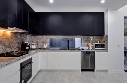 Peakhurst Casa | Entire House with 2 bedrooms and parking nearby Hurstville