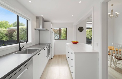 Christchurch Cabaña | Entire House with Deck and Garden Overlooking Park