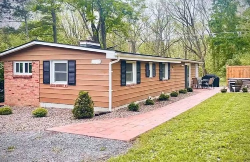 Town of Richmond Casa | Entire House with private lake access and hot tub! Near local ski resorts!!