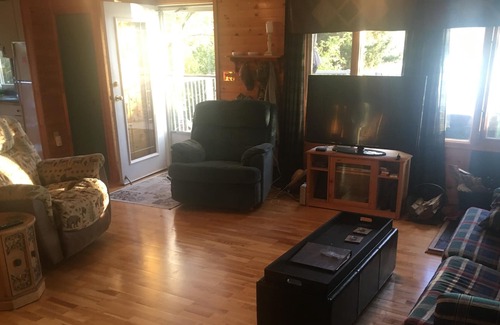 Torrington Casa | Entire Lakefront Family Cottage on Pine Lake