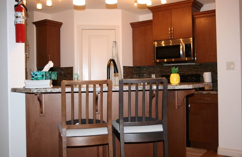 West Edmonton Casa | Entire Large|3BHome|King Bed| with A/C |Mins to WEM