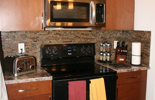 West Edmonton Casa | Entire Large|3BHome|King Bed| with A/C |Mins to WEM