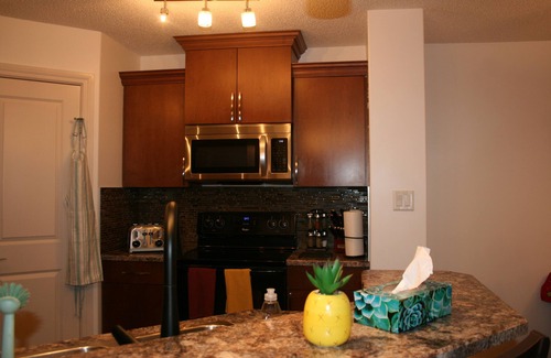 West Edmonton Casa | Entire Large|3BHome|King Bed| with A/C |Mins to WEM