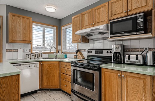 Country Hills Casa | Entire large house! 8 bedrooms & 4Baths! Close to airport!