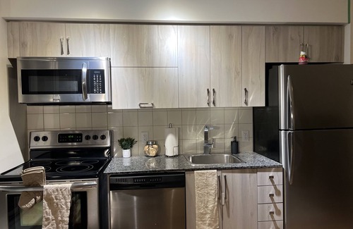 Beaconsfield Village Apartamento | Entire Lovely 1 bedroom downtown Toronto w Parking