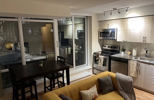 Beaconsfield Village Apartamento | Entire Lovely 1 bedroom downtown Toronto w Parking