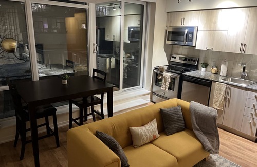 Beaconsfield Village Apartamento | Entire Lovely 1 bedroom downtown Toronto w Parking