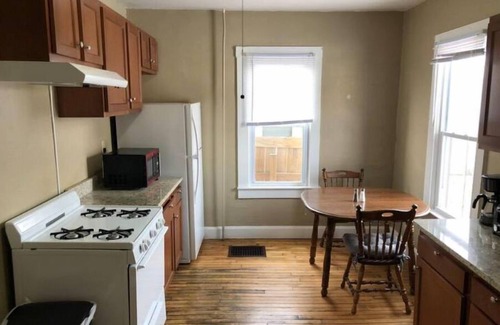 Highland Apartamento | Entire Lovely Apartment minutes from airport!