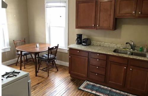 Highland Apartamento | Entire Lovely Apartment minutes from airport!