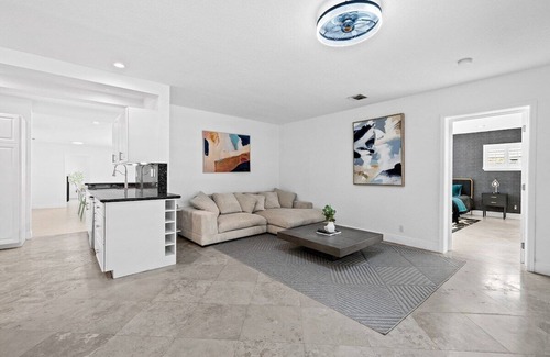 Birch Park Finger Streets Casa | Entire Lux Home ~ Heated Pool ~ 5 min walk to beach ~ Game Room ~ Bikes