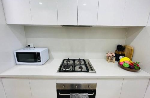 Waitara Apartamento | Entire Modern Apt &Near Station&Private Parking