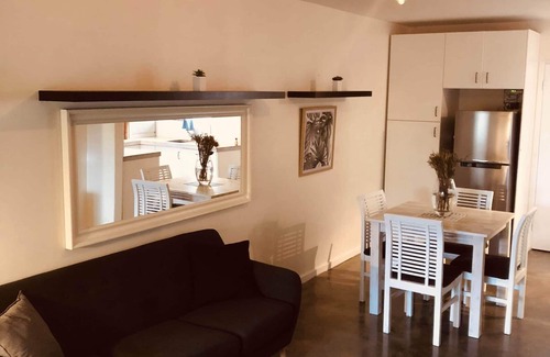 Como Casa | Entire modern ground floor unit with courtyard fronting park