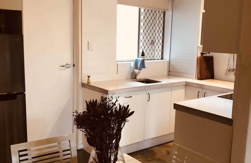 Como Casa | Entire modern ground floor unit with courtyard fronting park