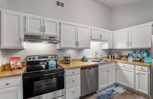 Summerville Casa | Entire Modern Home in Prime Dining & Shopping Area