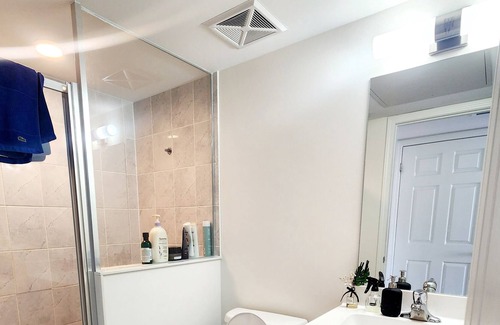 Dean Park Casa | Entire Modern & Spacious Unit with Free Parking