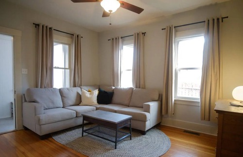 Aksarben - Elmwood Park Casa | Entire One Bedroom Home in Omaha