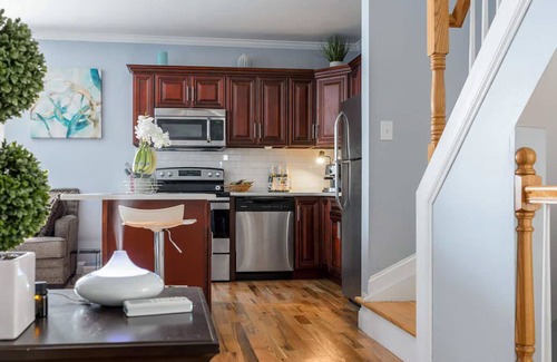 Williamsbridge Casa | Entire Picturesque Duplex Home in NYC, Bronx