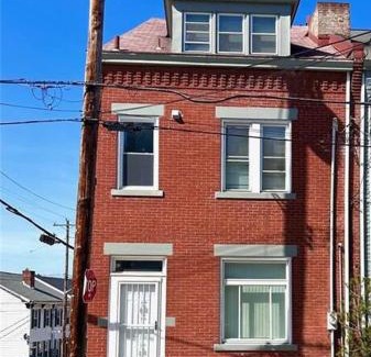 Lawrenceville Casa | ENTIRE Pittsburgh Home Close To Events - Kid Friendly - Designated Dog & Cat Areas - Private Patio - Free Parking - Fireplace