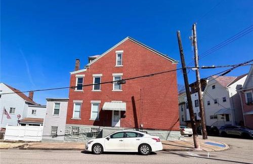 Lawrenceville Casa | ENTIRE Pittsburgh Home Close To Events - Kid Friendly - Designated Dog & Cat Areas - Private Patio - Free Parking - Fireplace
