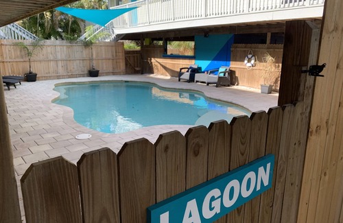Indian Rocks Beach Complejo | Entire Private Resort! Heated Pool! Sleeps 24 Comfortably!