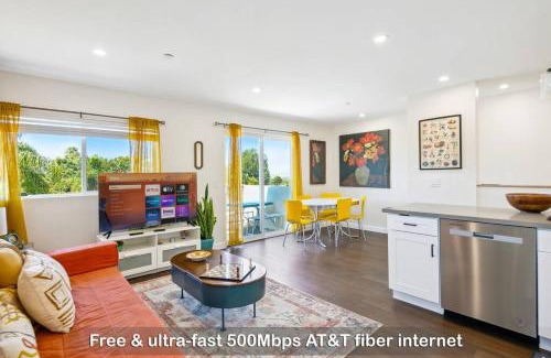 National City Casa | Entire Private 3-BR Home w Balcony Views 10-mins to SD Gaslamp, Downtown, Available Now