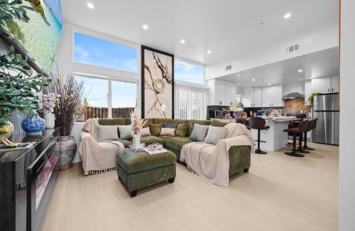 Bostonia Casa | Entire Private 3BR - 2Bth w Yard, Parking, King Bed, Hot Tub